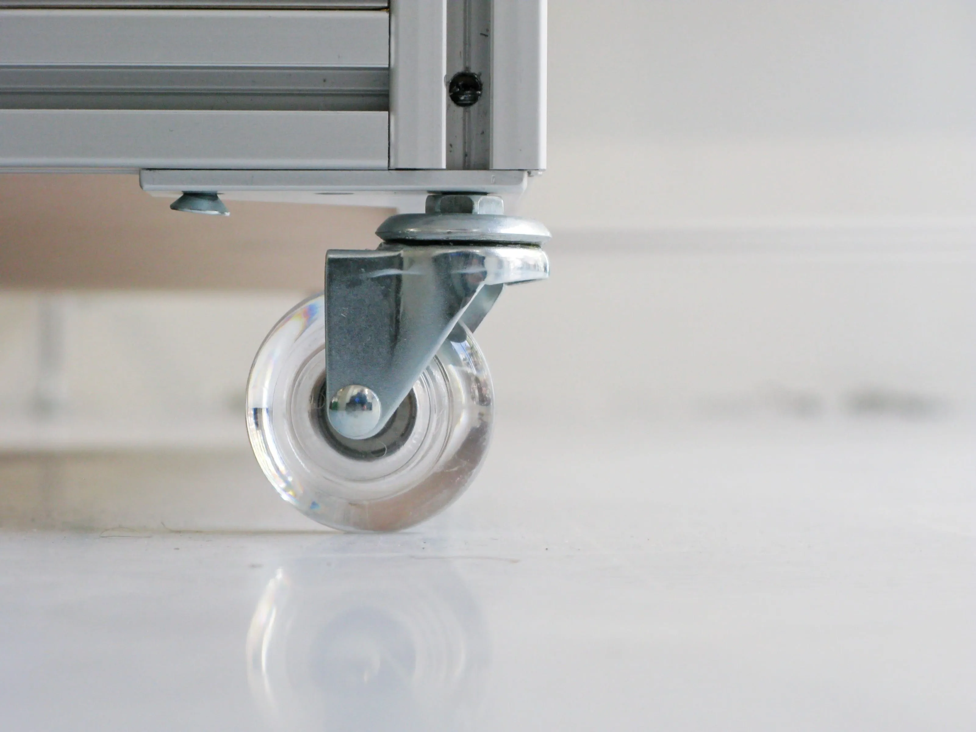 Transparent caster wheel under an aluminium vitrine, Analogue store Zeedijk