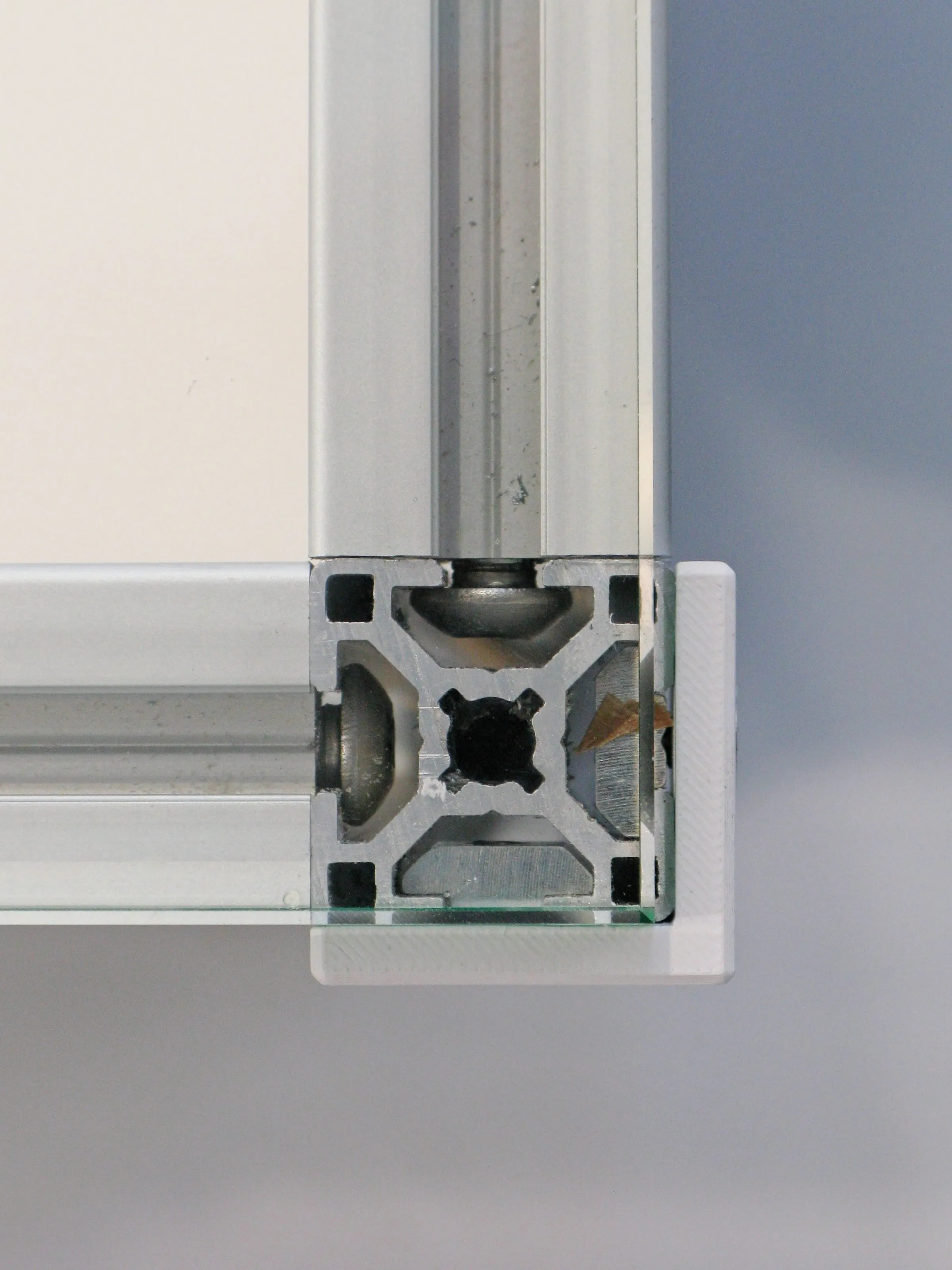 Close-up of an aluminium extrusion corner with a 3D printed end cap, Analogue store Zeedijk