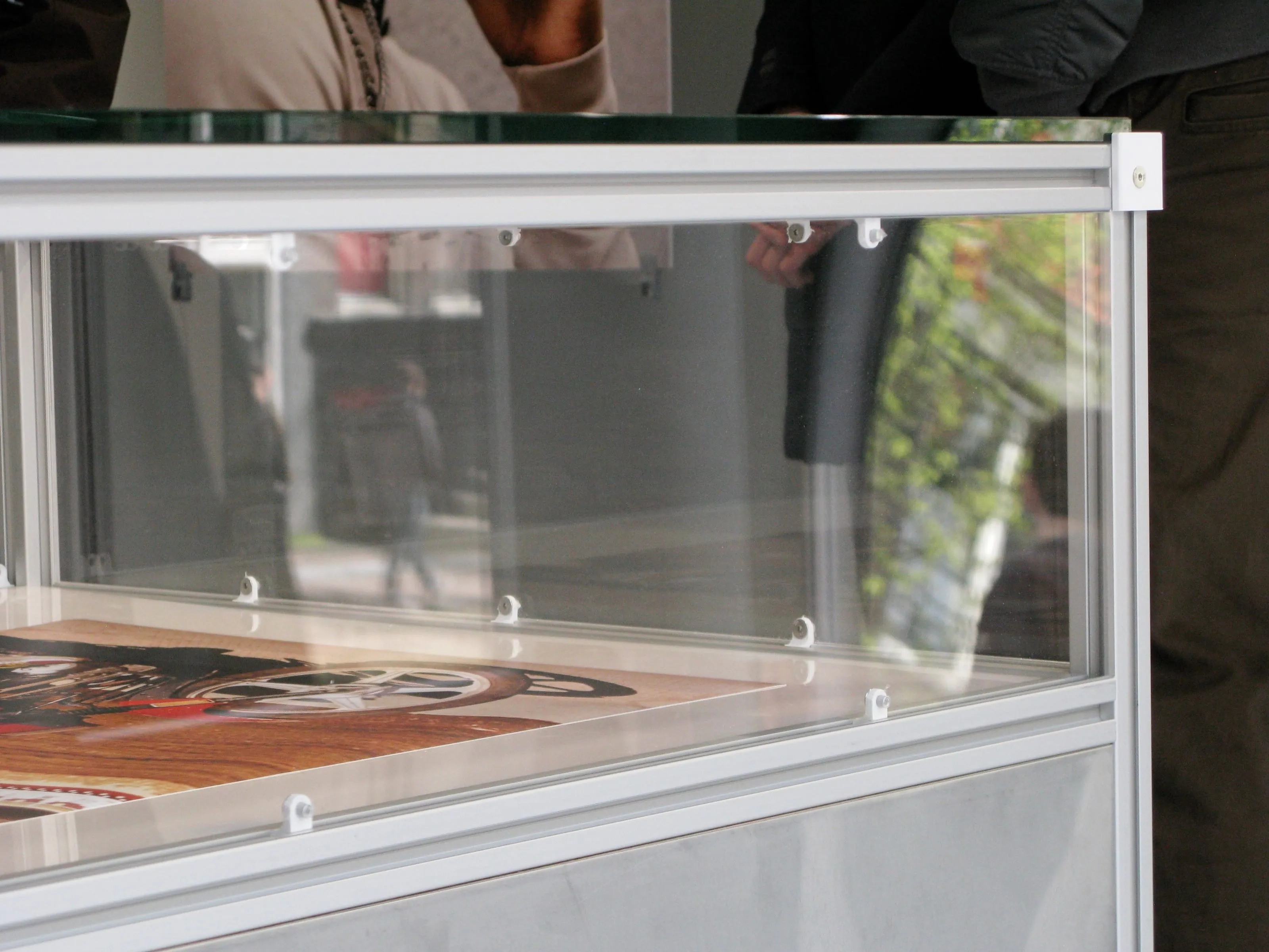 Side of a vitrine with glass panel and aluminium frame, Analogue store Zeedijk